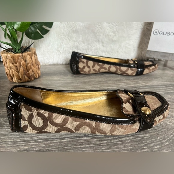 Coach Hellen 'C' logo driving buckle loafers in brown canvas/patent. Size 8.5 - Picture 2 of 9